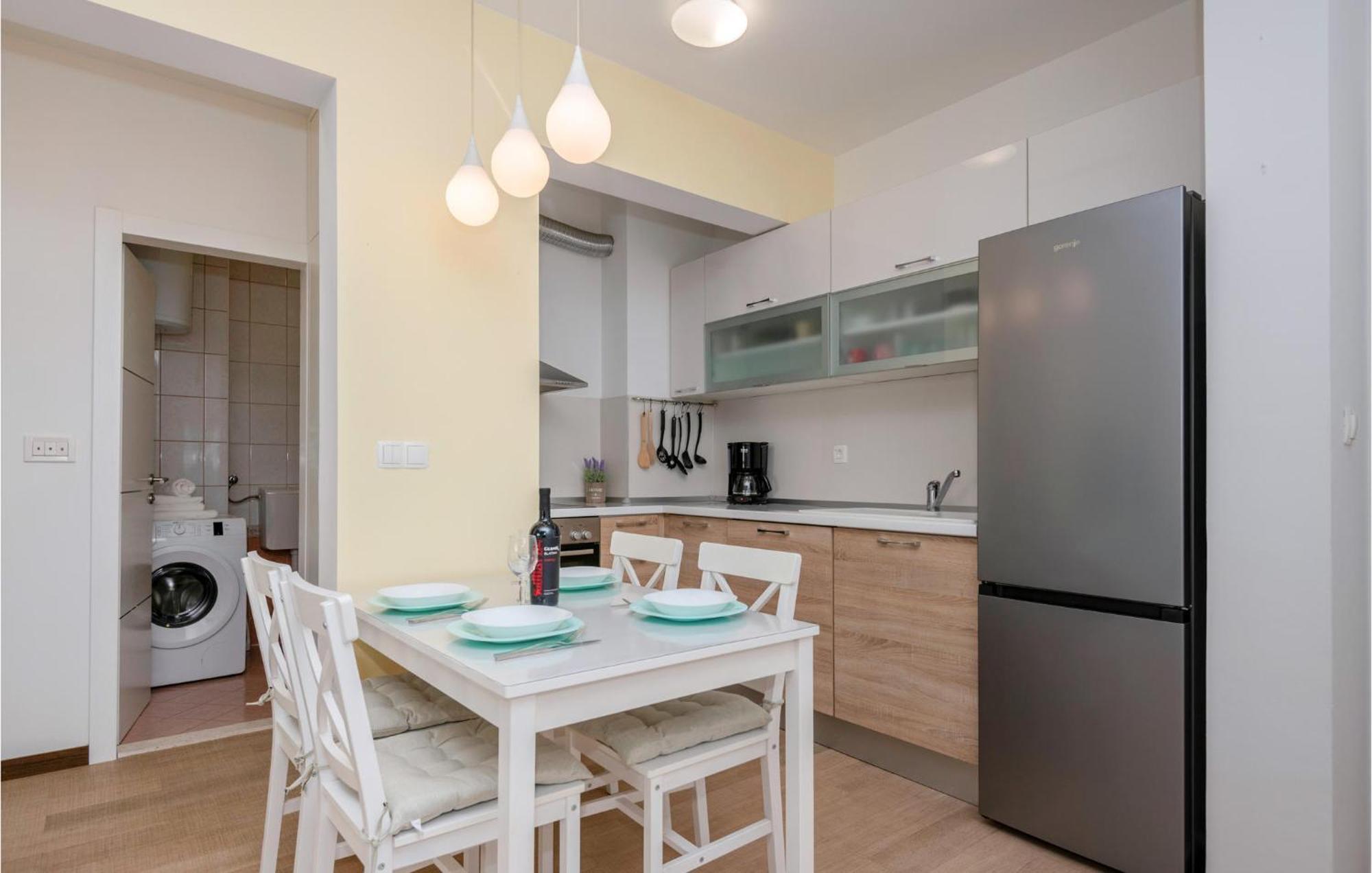 1 Bedroom Beautiful Apartment In Baška Voda エクステリア 写真
