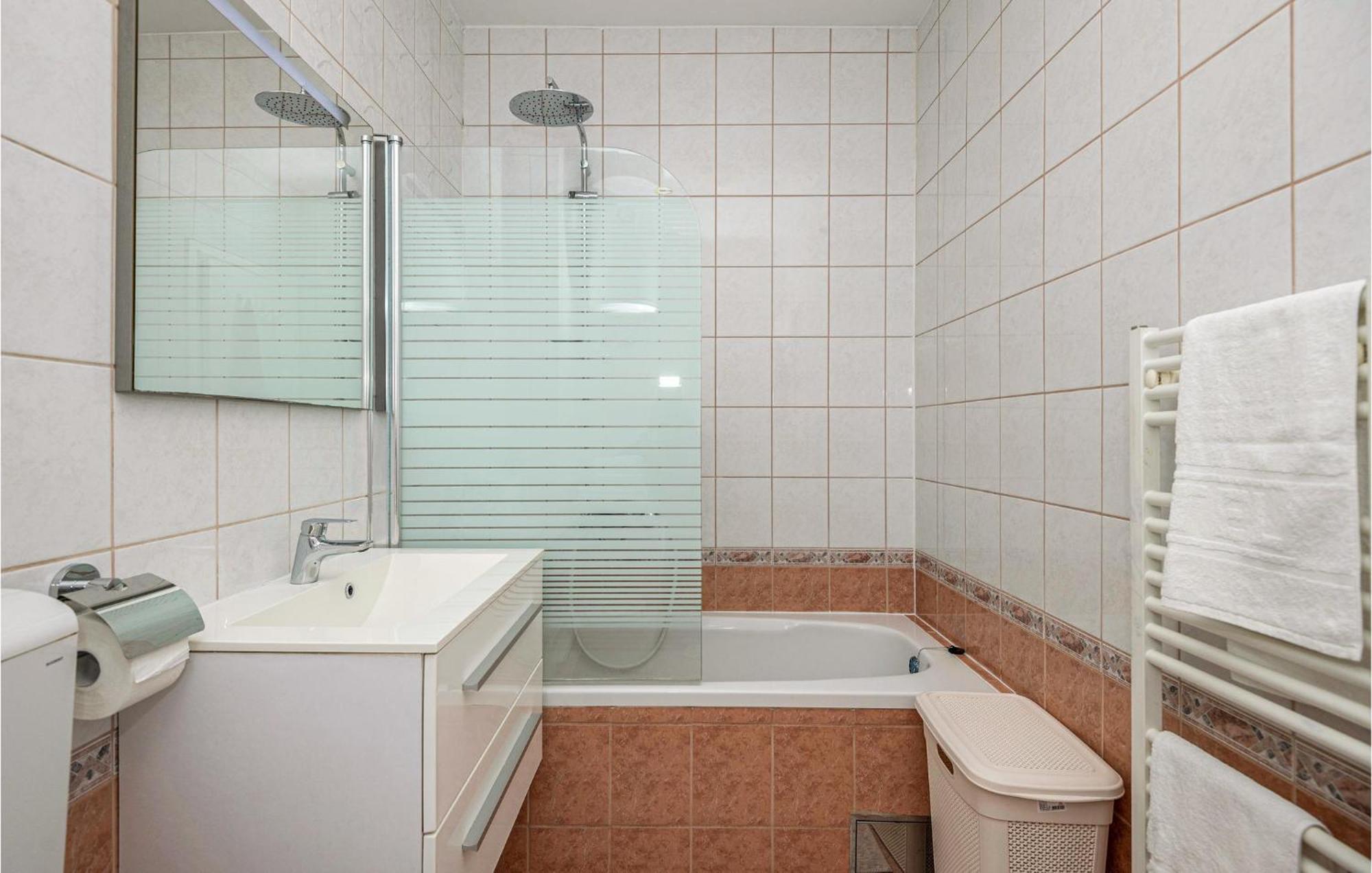 1 Bedroom Beautiful Apartment In Baška Voda エクステリア 写真
