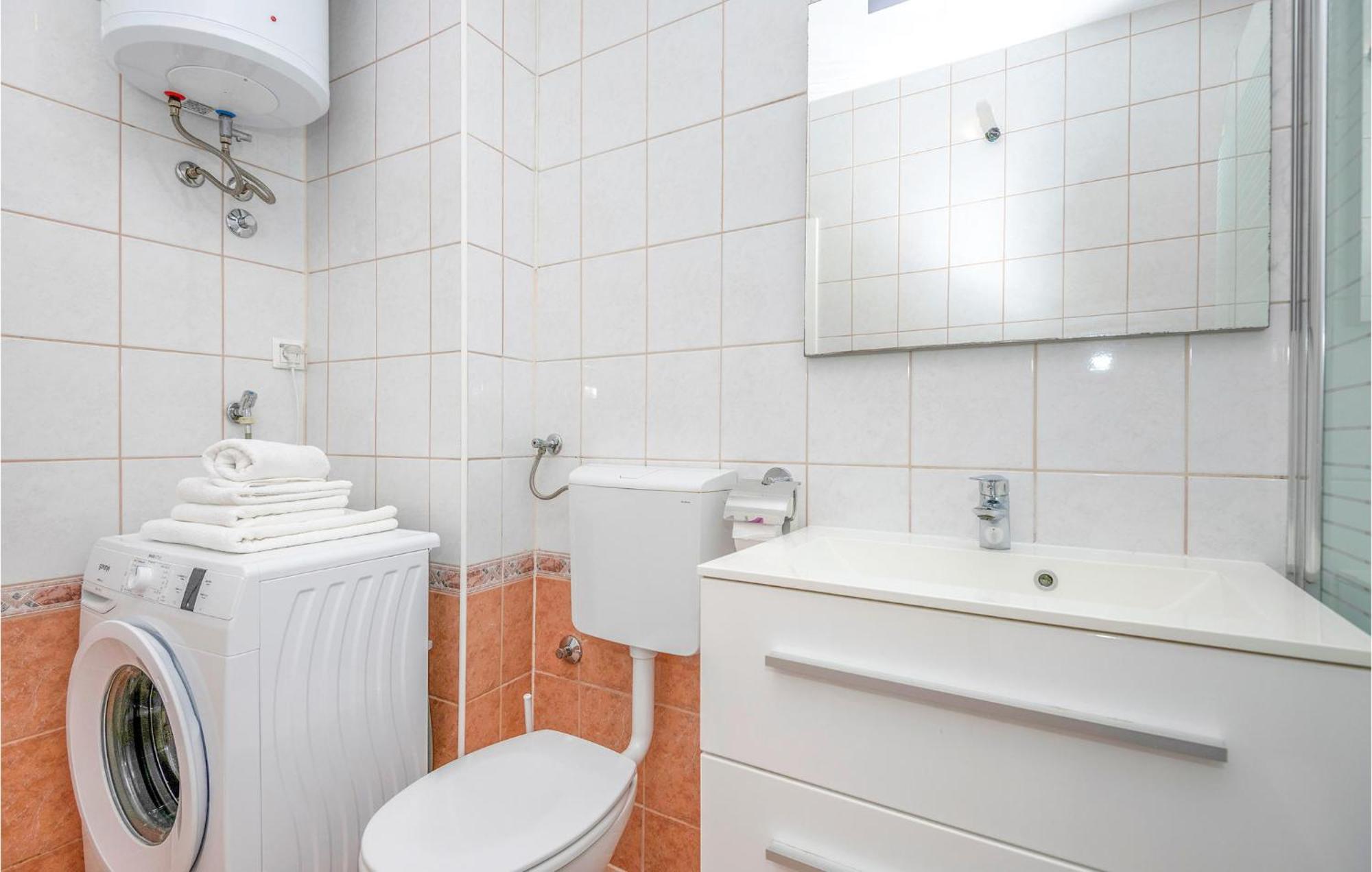 1 Bedroom Beautiful Apartment In Baška Voda エクステリア 写真